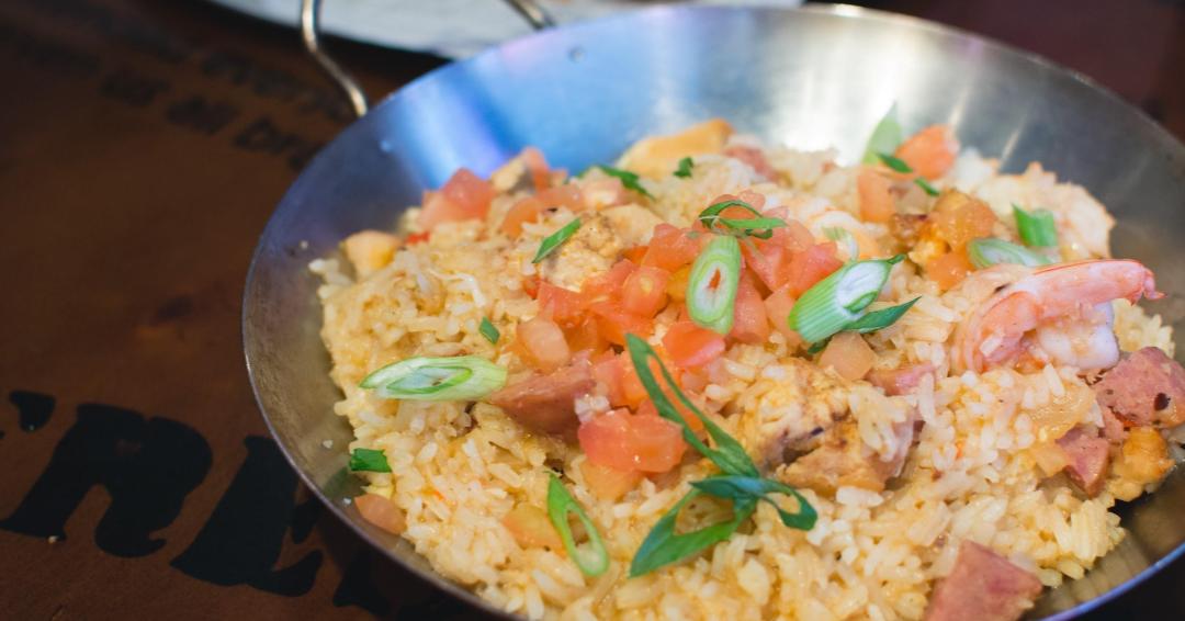 piatto etnico con riso al vapore e pescce; insaporito con aneto